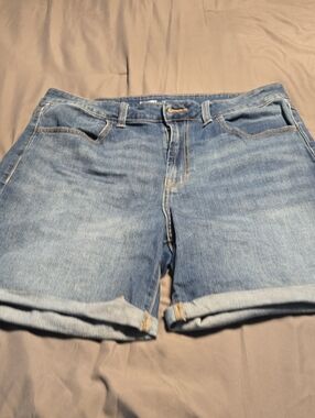 Old Navy Light Wash Rolled-Hem Jean Shorts